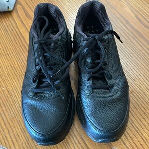 Brooks black leather wave walk tennis shoes